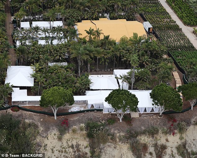 يأتي حفل زفاف الزوجين بعد أقل من عام من طلب بيني يد سيلينا في الزواج