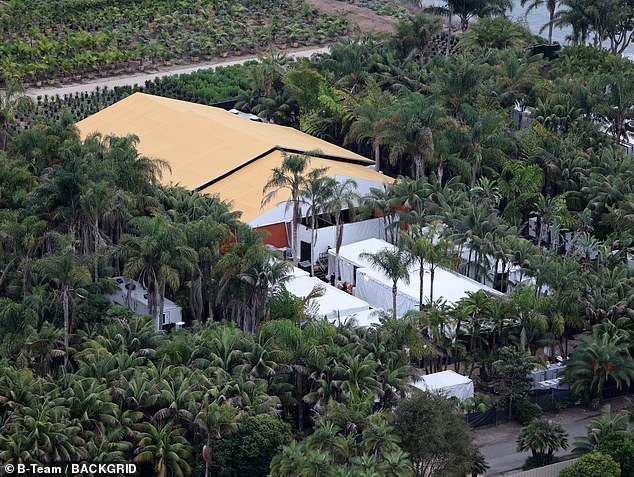 تم تصوير المكان يوم الجمعة يستعد لاستيعاب عدد من النجوم