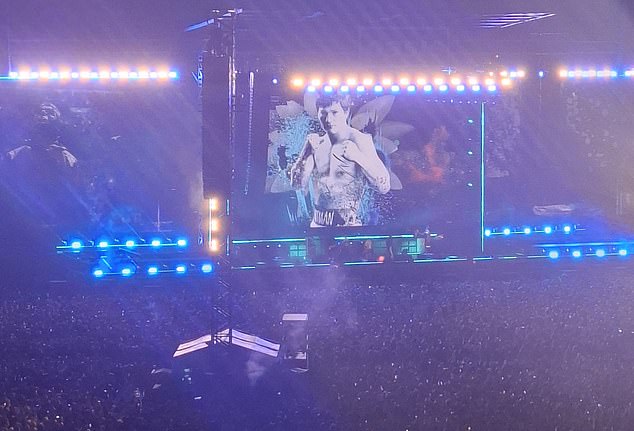 كما كرست الفرقة Hit Live Forever إلى Boxer وزميلها Mancunian Ricky Hatton ، الذي توفي بشكل مأساوي في وقت سابق من هذا الشهر عن عمر يناهز 46 عامًا (في الصورة ، تكريمهم للرياضي في عرض ليلة السبت)