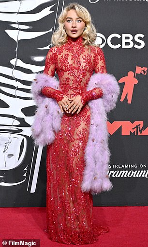 كما تم الضغط على Carpenter كما هو الحال في أحدث Carousel Instagram خلال حفل زفاف Gomez و Blanco ؛ شوهد في وقت سابق من هذا الشهر في نيويورك