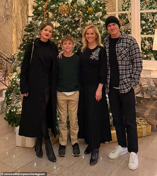 Witherspoon هي أم لثلاثة أطفال ، لكن تينيسي هي الطفل الوحيد الذي تشاركه مع زوجها السابق جيم توث. تشارك طفلين بالغين-ابنة آفا ، 26 ، وابنها البالغ من العمر 21 عامًا شماسًا مع زوجها الأول ريان فيليب