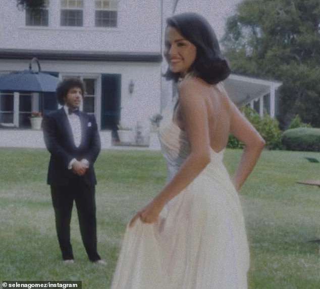 في The Sweet Post - الذي حصل على ما يقرب من 5 ملايين إعجاب في ساعة واحدة فقط - يمكن رؤية غوميز وهو يرتدي ثوبًا أبيض على طراز الرسن من رالف لورين بينما كان بلانكو يرتدي أيضًا هذه المناسبة في سهرة أسود