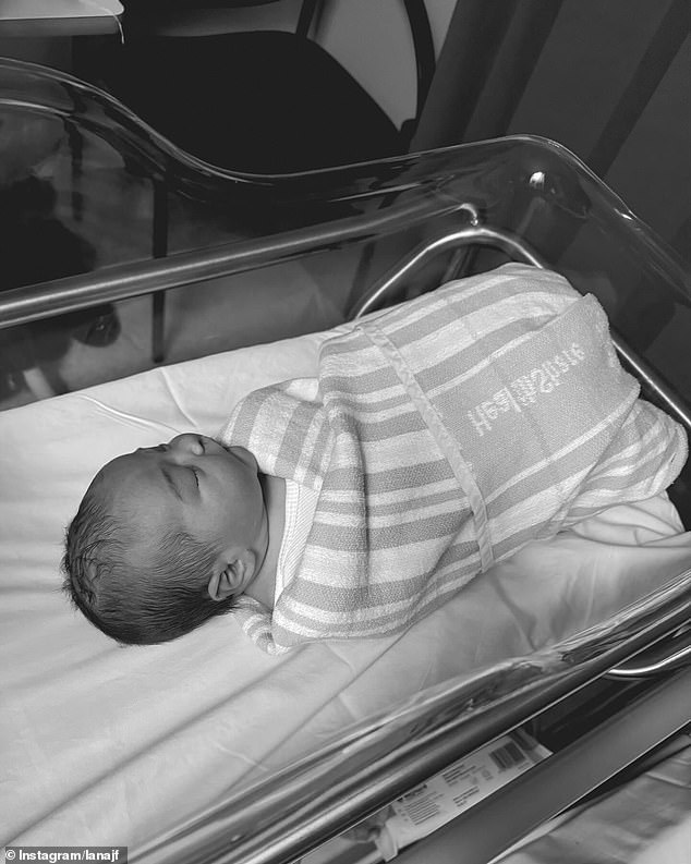 شاركت Brunette Beauty سلسلة من الصور الحلوة لابنتها المولودة حديثًا وكشفت أنها أنجبت الشهر الماضي