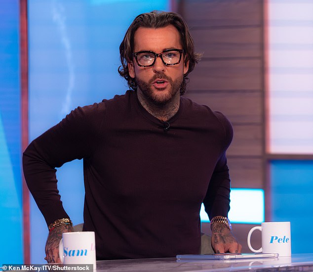 نموذج الوحيدة ، 37 ، مؤرخة في Podcaster والنجمة السابقة ، 36 ، في عام 2011 قبل أن يجد الشهرة على TOWIE في عام 2015 وادعت أنها عوملت بشكل سيء