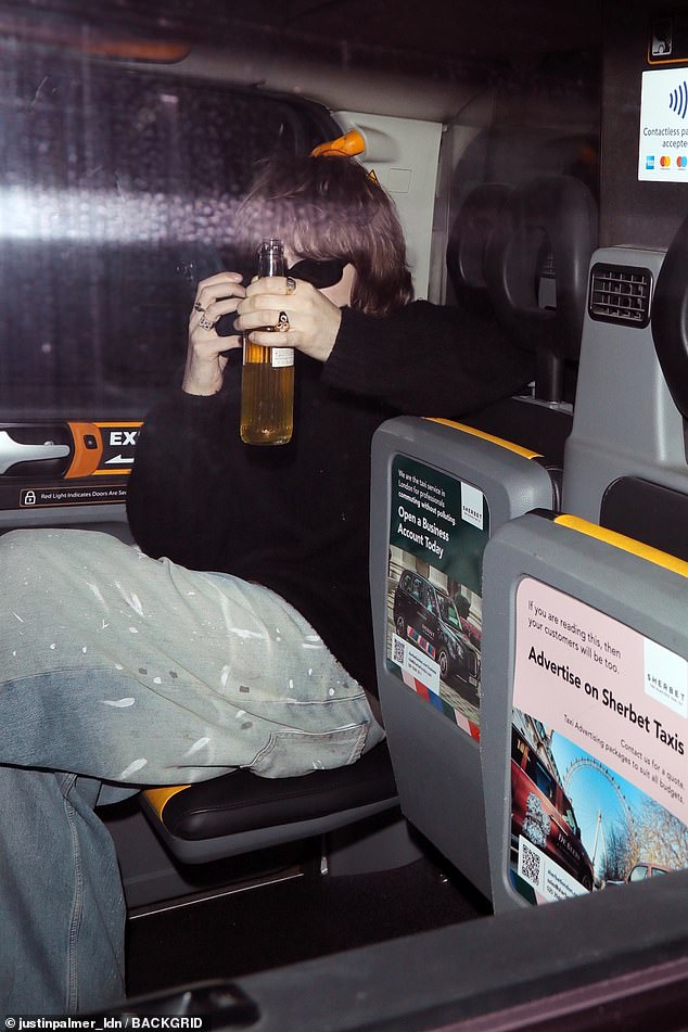 بعد الحفلة ، توجهت لينون ، 26 عامًا ، وجين ، 24 عامًا ، إلى نقطة الساخنة الفخمة في تشيلسي لقضاء ليلة في الخارج