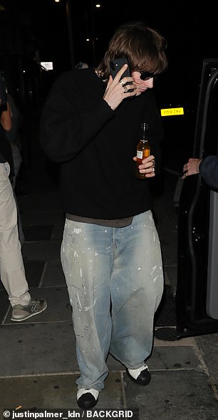 كما ارتدى النظارات الشمسية على الرغم من كونه مظلمًا في الخارج