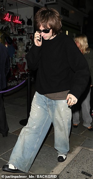 في هذه الأثناء ، أبقى جينه منخفضًا في سترة سوداء وبنطلون جينز أزرق ممزق