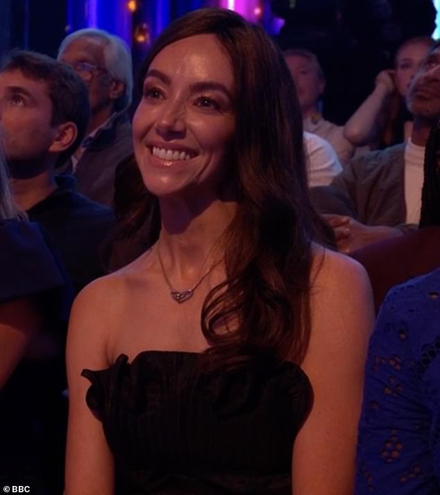 على الصديقة ، اكتشفت الكاميرات لمحة عن بريدجيت المظهر المذهل في ثوب أسود بدون حمال