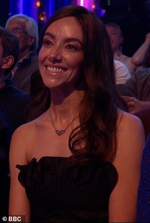 على الصديقة ، اكتشفت الكاميرات لمحة عن بريدجيت المظهر المذهل في ثوب أسود بدون حمال