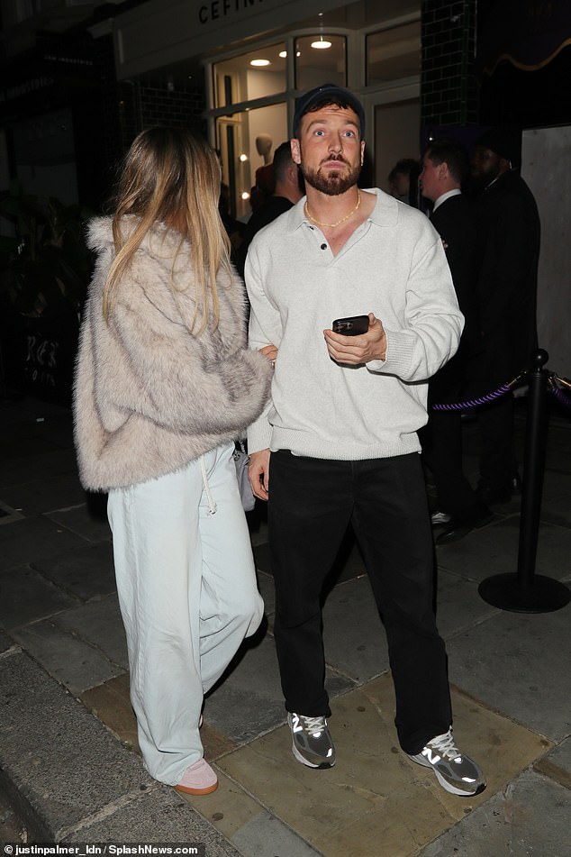 قامت Podcaster ذات الصلة بقص شخصية غير رسمية في الطائر الكريمي مع زوج من السراويل السوداء ومدربين توازن جديد