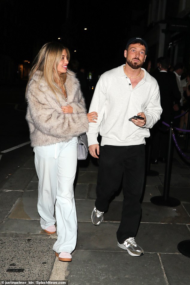 بدا سام ورفيقه مسترخيين معًا حيث أشعلوا تكهنات بالرومانسية الجديدة بعد انفصاله عن زارا مكديرموت العام الماضي