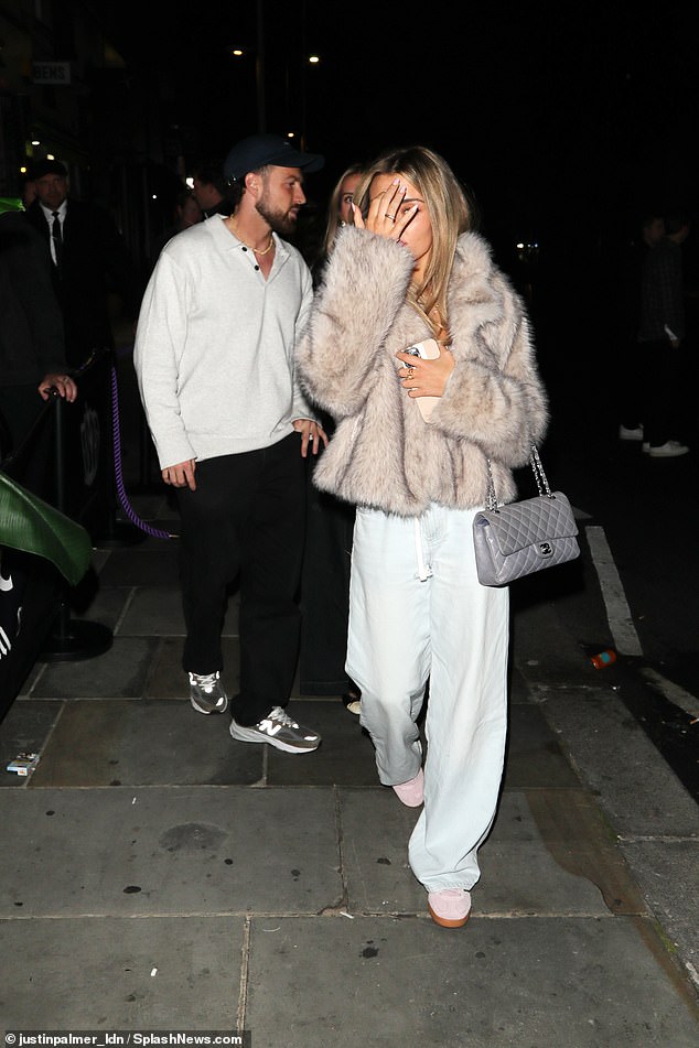 بدوا دافئين وهم يجلسون في الجزء الخلفي من السيارة معًا ، مع المرأة التي تحضن إلى سام بعد ليلتهم بالخارج