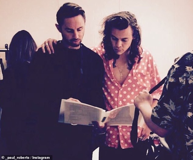 حصل على MTV VMA Gong لأفضل تصميم تصميم في عام 2021. وكان بول أيضًا العقول الإبداعية وراء مقاطع فيديو One Direction مثل Best Song و Kiss You (في الصورة مع هاري)