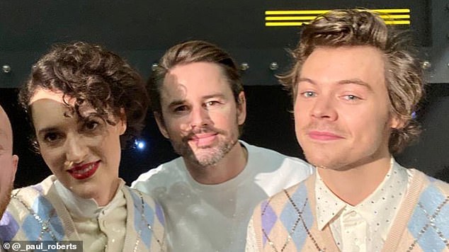 كان بول قد عمل مع X Factor Boyband عدة مرات وكذلك مع Harry Styles (في الصورة اليمنى) على معاملة الأشخاص الذين يعانون من فيديو موسيقى لطف (في الصورة فيبي والير جسر يسار)