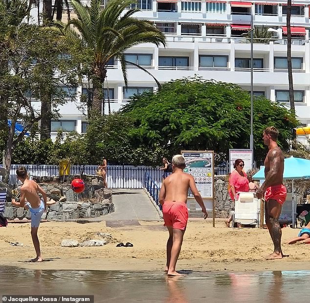 بدا أن العائلة قد حققت أقصى استفادة من ملاذها الفاخر ، حيث قطع دان بلطف كرة القدم مع تيدي على الشاطئ لأنهم استمتعوا جميعًا ببعض الوقت الجيد