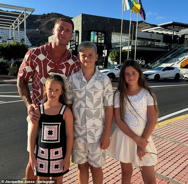 شارك دان معرض اللقطات من عطلة العائلة الحديثة ، بعد أن تغلب هو وجاكلين على مشاكل حديثة في زواجهما