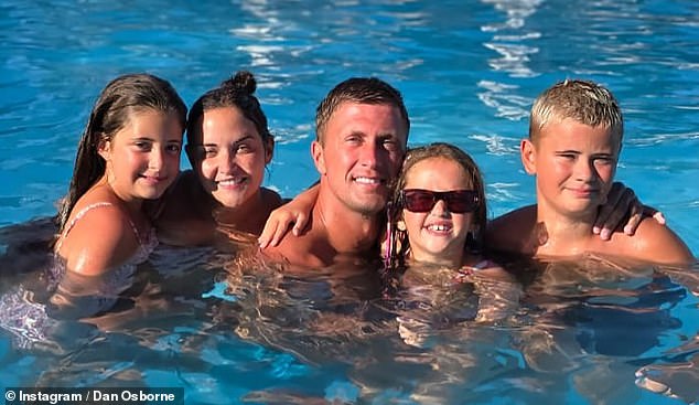 أخذ النجم السابق Towie إلى Instagram لمشاركة عدد كبير من اللقطات المليئة بالشمس مع زوجته الحبيبة جاكلين وكذلك ابنتيهما إيلا وميا ، وابنه تيدي