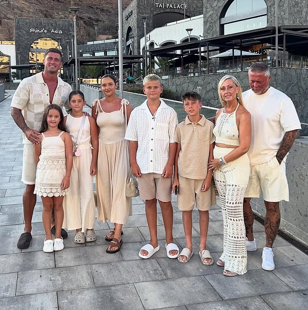 في مكان آخر ، شارك دان المزيد من اللقطات ذات القلب مع ابنه تيدي ، 11 عامًا ، الذي يشاركه من علاقة سابقة - وكذلك بنات إيلا ، التاسعة ، وميا ، ستة