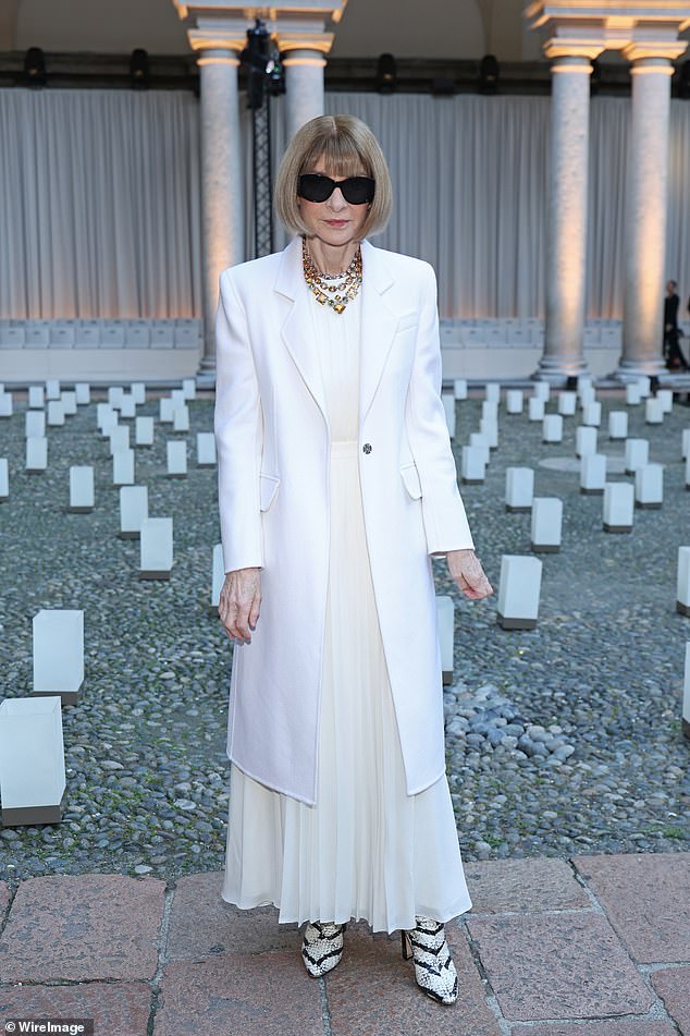 انضم إليهم في هذا الحدث من قبل رئيس التحرير السابق لفوج آنا وينتور ، 75 عامًا ، الذي كان يرتدي كل شيء أبيض