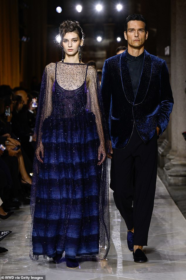 المجموعة - آخر مجموعة أنشأها المصمم الراحل - كانت أيضًا الذكرى الخمسين لتسمية توقيعه