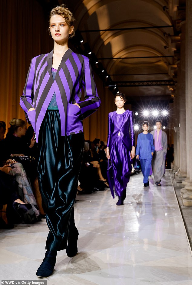 تضمنت المجموعة مجموعة من المظهر الكلاسيكي-بما في ذلك سترو نهرو المرتجلة ، وسروال الحريم والبدلات الناعمة والتفكيك-التي أصبحت مؤثرة للغاية على مدار نصف القرن الماضي