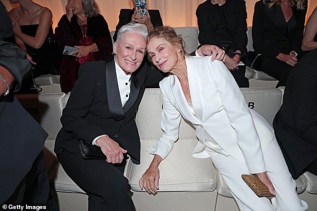 كان النجم المشارك لورين هوتون (ص) والذي يطلق عليه المصمم الذي يطلق عليه موسى الأصلي ، حاضراً أيضًا ، يرتدي بدلة بنطلون أبيض (في الصورة وايه جلين ، يسار) إلى اليسار)