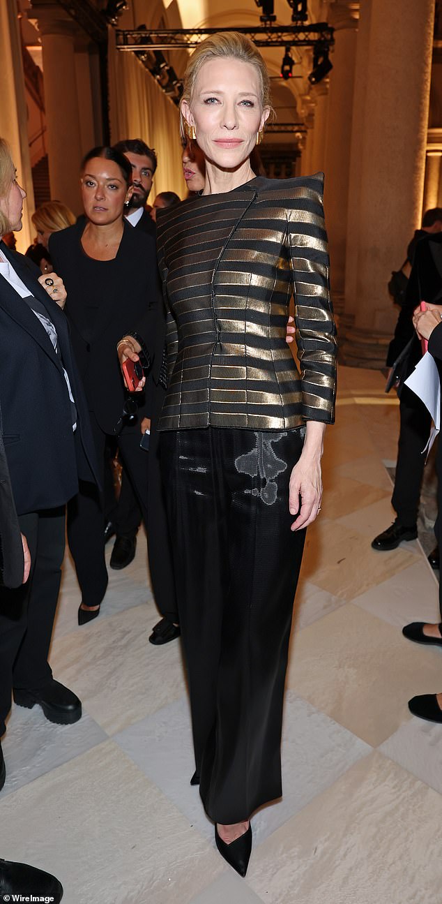 انضمت إلى معرض برايرا للفنون من قبل الممثلة وسفير Armani منذ فترة طويلة Cate Blanchett ، 56 عامًا ، الذي كان يرتدي سترة ذهبية وأسود مخططة.