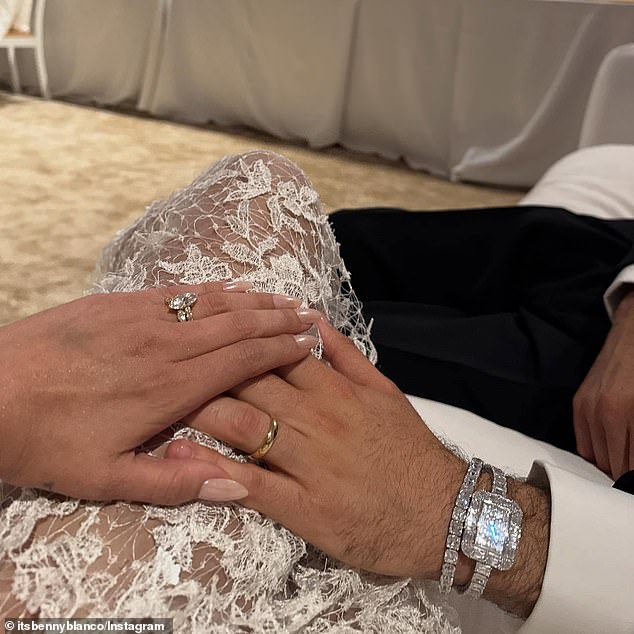 وكشف أيضًا أن خاتم الخطوبة قد تكلف حوالي 200000 جنيه إسترليني (400000 دولار أسترالي)