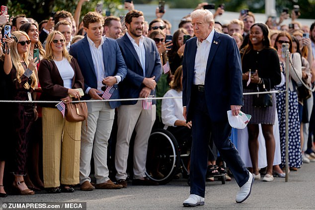 نجمة البوب ​​البالغة من العمر 32 عامًا-والتي صوتت لصالح كامالا هاريس في عام 2024 وبيرني ساندرز في عام 2020-تحدى مؤيدي الرئيس دونالد ترامب (في الصورة يوم الجمعة الماضي) حول ما إذا كانوا يشعرون بتحسن بعد ثمانية أشهر في فترة ولايته الثانية