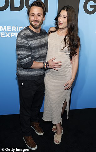 انضم شارتون ممثل الخلافة في هذا الحدث وومب ابتسامة مبتهجة وهو يستريح يده على بطنها