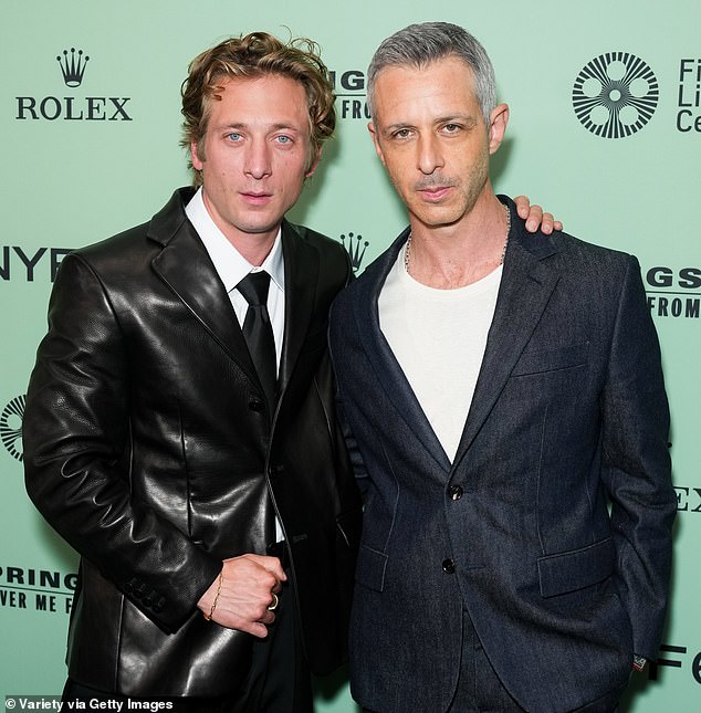 الفيلم من إخراج سكوت كوبر ، كما يتميز نجم الخلافة جيريمي سترونج (في الصورة مع وايت) كمدير من سبرينغستين منذ فترة طويلة والمنتج جون لانداو