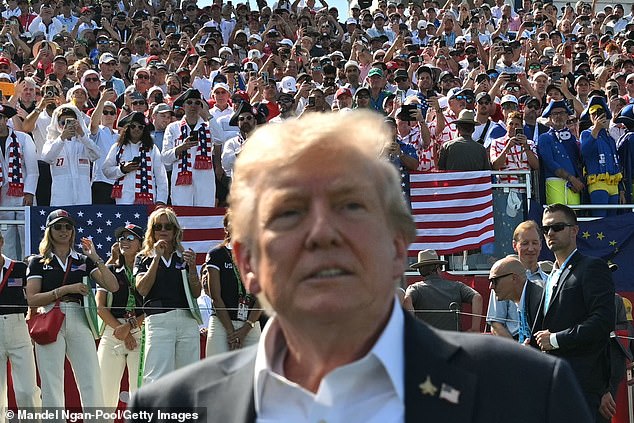 تابع المنشور: 'هل أصبحت محلات البقالة أرخص؟ هل انخفضت قسط التأمين الصحي الخاص بك؟ هل تحسن توازن عملك/حياتك؟ هل يمكنك أخذ إجازة بعد؟ (ترامب في الصورة يوم الجمعة الماضي)