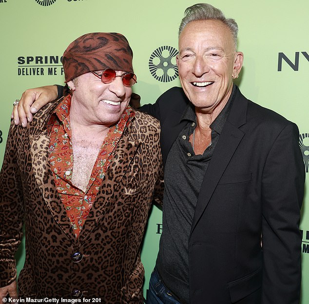 انضم رئيسه أيضًا على السجادة الحمراء من قبل صديقها منذ فترة طويلة وعضو فرقة شارع E Street Steve Van Zandt