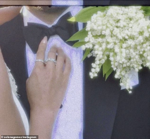 ارتدت سيلينا أيضًا شريطين من الماس على أصابع منفصلة ، إحداها كانت حلقة خلوية ذات مجموعة كبيرة والآخر ، فرقة ماس رفيعة