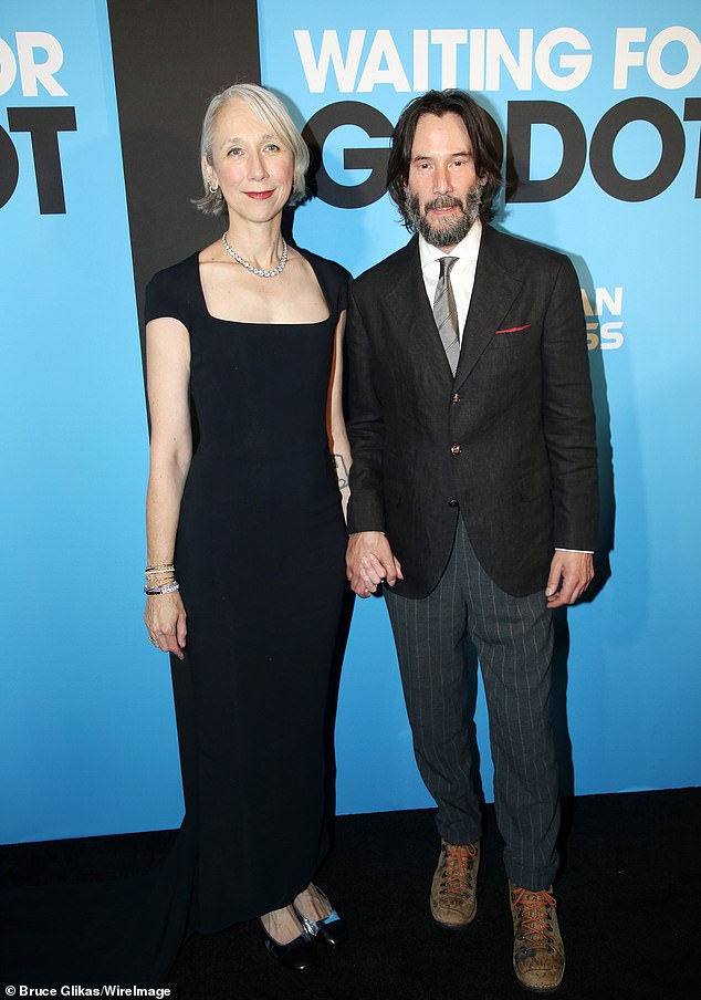 في ليلة الأحد ، دعم جرانت بلطف المنتج الدولي الحائز على جائزة إيمي في حفل افتتاحه في مسرحية برودواي في انتظار جودو