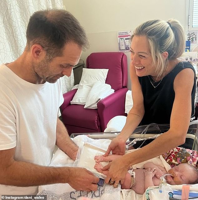 قال الزوجان إن التبرع سيظل قدماً وأن العمل الفني المسروق مؤمن - حيث قدم الفنان مكافأة على عودته.