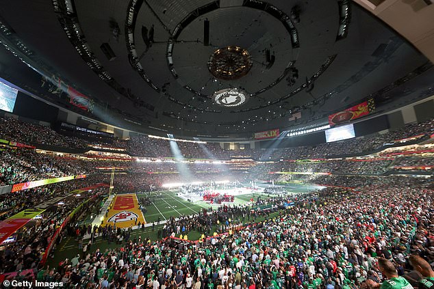 تم تصوير كيندريك لامار على خشبة المسرح في عرض Super Bowl Lix في عرض Caesars Superdome في 9 فبراير 2025 في نيو أورليانز ، لويزيانا