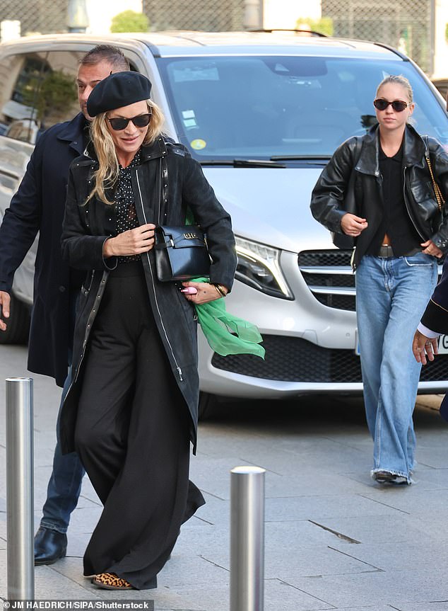 اختارت النموذج ، 51 عامًا ، قميص بولكا دوت وبيريت وهي تشق طريقها إلى فندق Swanky مع ليلى ، 23 عامًا