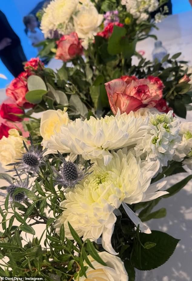 شاركت أيضًا مجموعة من الزهور الجميلة التي أرسلتها أثناء تعافيها