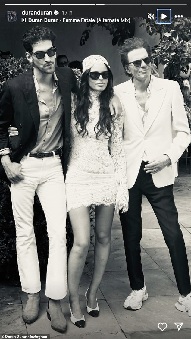 أظهرت اللقطات من اليوم مظهرًا مختلفًا ، مع أتلانتا وزوجها الجديد يتظاهر مع أبيها الشهير في مظهر أقل رسمية ولكنه منفعل بنفس القدر