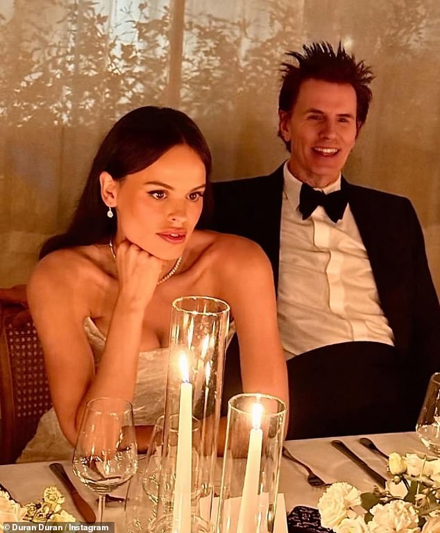 بدت أتلانتا مذهلة وهي تطرح بجانب والدها في حفل الإفطار