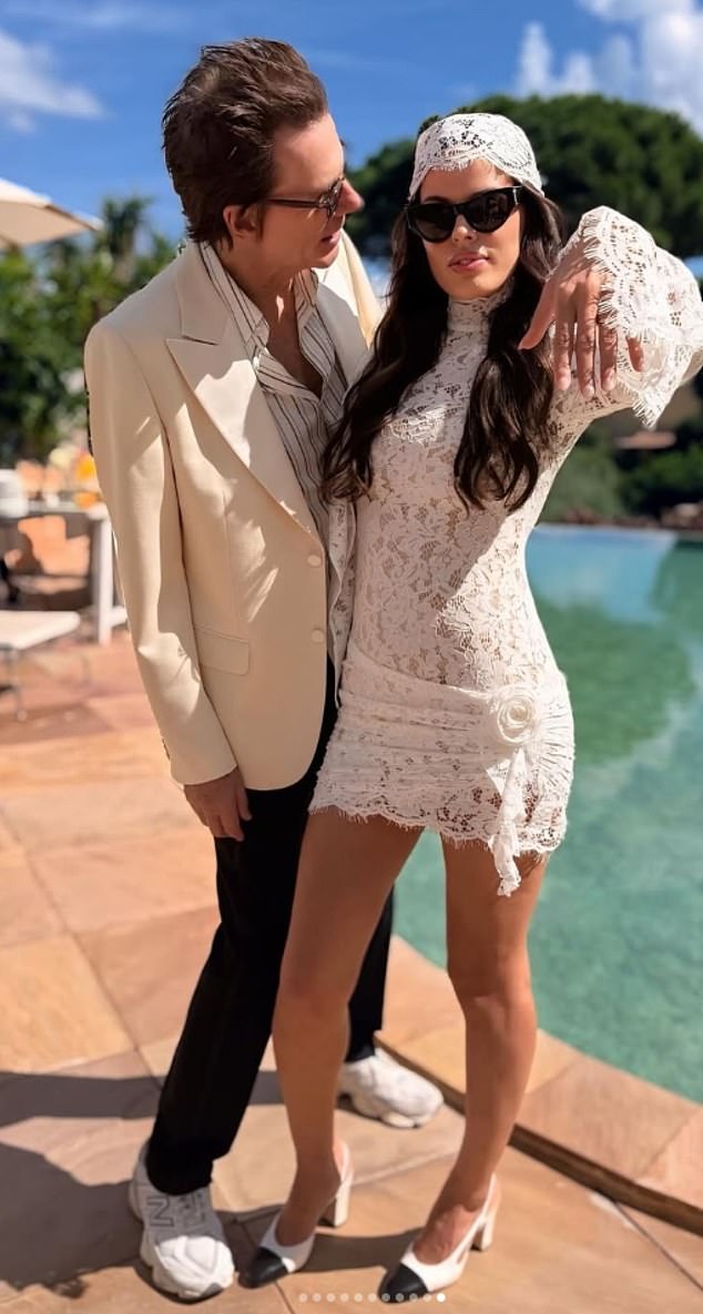 أطلقت أتلانتا بفخر إصبعها الخاتم في فستان صغير مفعم بالحيوية