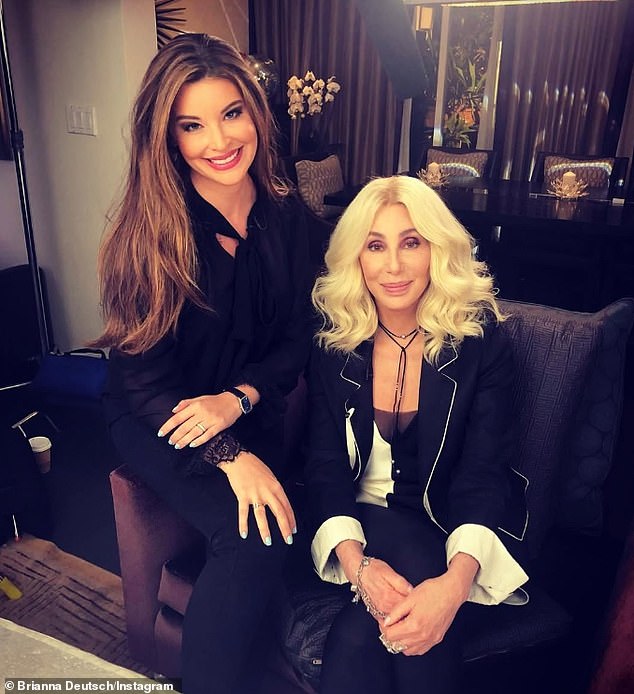 لدى بريانا أيضًا الكثير من اتصالات Showbiz بسبب عملها الذي يبيع منازل الأغنياء والمشاهير (في الصورة مع Cher)