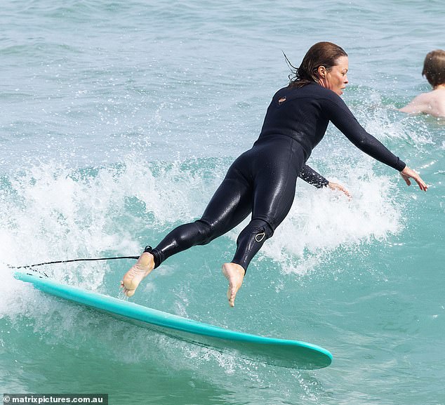 تم إرسال الفتاة البالغة من العمر 25 عامًا وهي تطير من لوحها وهي تحاول معالجة موجة خاطئة