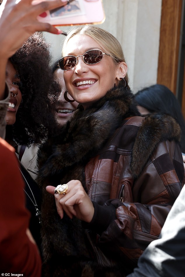 كانت ترتدي شعرها في باقات لطيفة جنبًا