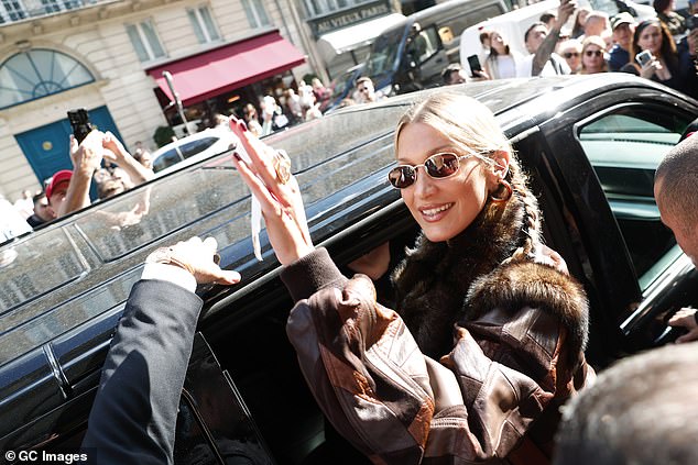 كانت بيلا تتابع حذوها أثناء خروجها من الأناقة ، بينما تعرضها المشجعون