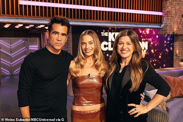 أثناء تسجيل العرض الأول لبرنامج العرض السبع لبرنامج Kelly Clarkson ، تميز البرنامج بالدفء والفكاهة في علامتها التجارية أثناء مقابلة مع Margot Robbie و Colin Farrell