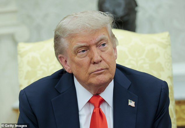 أشعل قرار غراندي إعادة صياغة المنشور عناوين الصحف ورد مدبب من إدارة ترامب (ترامب شوهد في يونيو 2025)