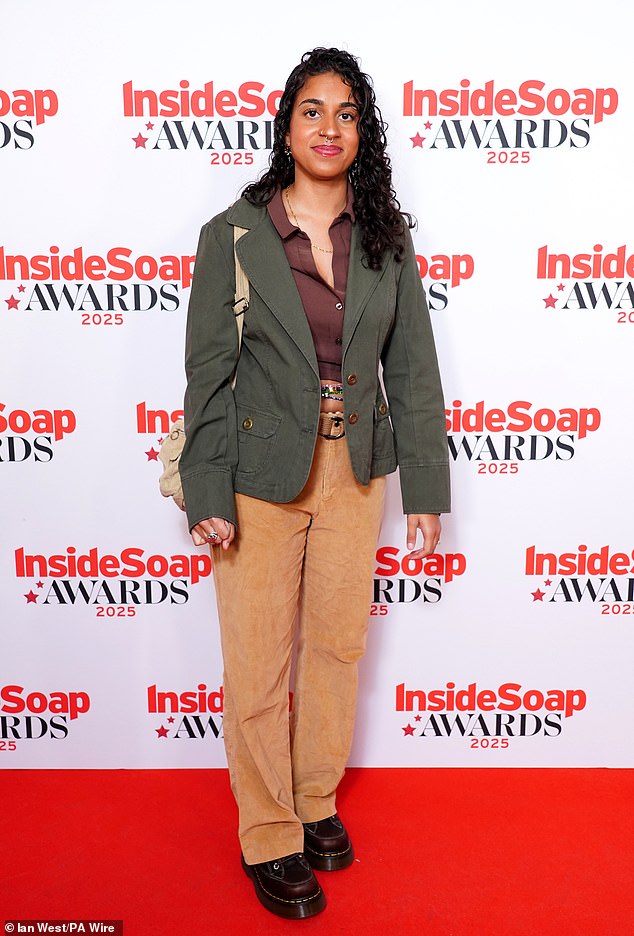 EastEnders 'Aaliyah James ، الذي يلعب دور أفاني ناندرا هارت ، قطع كعرض غير رسمي في بنطلون بيج وقميص برونو والمنصة الدكتور مارتنز