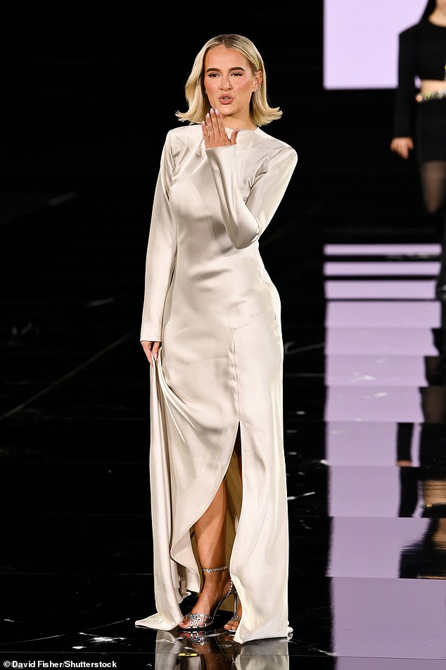 انضم نجم لوف آيلاند السابق ، الذي كان سفيراً في لوريال لمدة عام بعد توقيعه على صفقة سبعة أرقام ، كيندال جينر في قاعة مدينة باريس في عرض مرصع بالنجوم